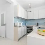 Shell Apartment, Walking To And Center *